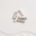 Detailansicht von fünf S925 Silberperlen mit strukturierter Oberfläche für Schmuck - Silber / Klein 2x6mm / Gittermuster