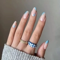 Unghie finte French blu a mandorla con anello in smalto a scacchi e fascia oro - Stile Flowline francese blu e bianco (JP1351)