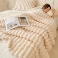 Dicke cremeweiße Kaninchenfell-Decke mit luxuriöser Rippstruktur für gemütlichen Winterkomfort - 100x150cm / Creme