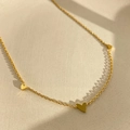 Elegante collana in acciaio al titanio dorato con piccoli ciondoli a cuore - Placcato Oro 18K / Oro