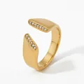 Minimalistischer breiter Goldring mit geometrischen Facetten und klarem Kristallpavé - Flacher Stil (KD797) / Gold