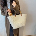 Borsa tote intrecciata alla moda bianco crema con manici in bambù naturale e ampio spazio - Manico in bambù piatto 45cm alto 28cm / Bianco Sporco