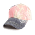 Gros plan sur la casquette de baseball tie-dye rose et grise avec surpiqûres jaunes - 54-60cm(Réglable) / Rose cendré