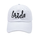 Primer plano de gorra de algodón blanco con bordado bride en negro y detalle de corazón - Estilo Bride / Gorra Blanca Letra Negra Bride