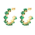 Dettaglio di orecchini a C dorati con zirconi verde smeraldo quadrati e incastonatura a quattro griffe - Zirconia Verde (MS-498)