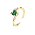 Details des vergoldeten Rings mit grünem ovalem Stein und weißen Marquise-Kristallen - Marquise Zirkon Dekor (12354) / Gold Ovaler Grüner Edelstein