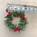Gros plan d'une mini couronne de Noël artificielle avec des aiguilles de pin et baies rouges - Anneau de vigne d'aiguille de pin 4CM