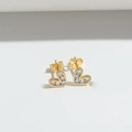 Macro detail van hartvormige oorknopjes met goudlaagje en micro-ingelegde witte zirkoon - Wit
