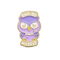 Broche chouette violette en émail avec finition dorée et lettrage Owl By Myself - Style Hibou Violet (QHXZ426)