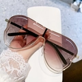 Lunettes de soleil géométriques oversize avec verres dégradés violets et monture dorée - Thé Dégradé