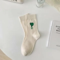 Cremefarbene Socken mit grüner Herzballon-Stickerei und stilvollem Quastendetail - Einheitsgröße / Weiße Besticktes Herz
