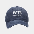 Nahaufnahme der gewaschenen Denim-Baseballkappe mit weißem WTF-Textdruck-Detail - Verstellbar / Marineblau