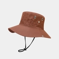 Dettaglio cappello da trekking con occhielli di ventilazione e cinturino regolabile - Rosso Mattone