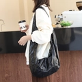 Borsa hobo chic in morbida pelle PU nera con trama plissettata e tracolla larga - Nero