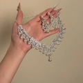 Elegante set di gioielli con perle e strass con collana floreale e orecchini coordinati - Argento