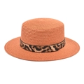 Dettaglio cappello di paglia arancione con nastro leopardato e perla dorata - M (56-58cm) / Caramello