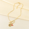 Dettaglio della collana celeste placcata oro 18K con ciondoli sole, luna, stella e marchio S925 - Stile Ciondolo Sole Luna Stella con Strass (KN293248-SXSJ)