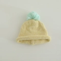 Detalle del gorro de punto amarillo para niños con un gran pompón azul visto desde arriba - 3-8 Años / Amarillo (Pompon Azul)