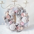 Roze en witte kerstkrans met dennenappels en ornamenten op een besneeuwde basis - Dromerig Roze Klein / Buitendiameter ca. 26cm / Roze/Wit
