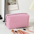 Rosa gestreifte Seersucker-Kosmetiktasche mit Reißverschluss und Make-up-Pinseln - Rosa Weiß