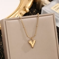 Elegante collana con ciondolo a cuore in acciaio al titanio dorato su portagioie di lusso - 8879 Collana a Cuore / Oro