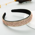Detail van roze strass steentjes en zwarte fluwelen voering op de hoofdband - koffiekleur