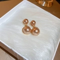 Détail de boucles d'oreilles dorées avec deux perles sur tissu pelucheux blanc - 31# Tige d'oreille en argent sterling 925 Cercle de perle champagne