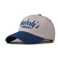 Gros plan sur la broderie 3D Somebody's Problem sur une casquette en coton bicolore - Beige/Bleu