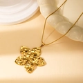 Collier élégant avec pendentif fleur dorée, pétales texturés et chaîne à maillons fins - Collier Fleur