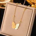 Elegante 18 Karat vergoldete Schmetterlings-Halskette mit kleinen Goldperlen für Damen - Halskette / Gold