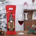 Detalle de bolsa de vino gnomo rojo con lentejuelas para decoraciones de mesa navideñas - Base Roja Sombrero Negro