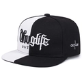 Dettaglio del ricamo Thuglife e OUTLAW sul cappellino hip-hop bicolore nero e bianco - Patchwork Nero e Bianco