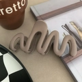 Minimalist matte coffee curved shark hair claw clip for elegant hair styling - Frosted Wave Style / Milk Coffee
