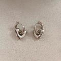 Orecchini a cerchio con ciondolo a cuore argento lucido su sfondo in tessuto beige - Cuore Argento