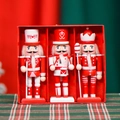 Dreiteiliges Set aus rot-weißen Nussknacker-Soldaten aus Holz in einer roten Geschenkbox - Rot-weiße Nussknacker-Soldaten-Kombination (M15303)