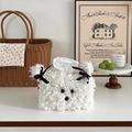 Witte pluche honden tissueboxhoes met zwarte strik in een gezellige huiselijke sfeer - Bichon Hond Stijl / Wit
