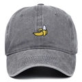 Détail de la broderie banane jaune sur casquette en coton lavé gris foncé - Gris