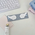 Detalle del organizador de cables en tela gris con alas de peluche y botones - Estrella Brillante Azul