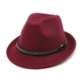 Klassischer weinroter Fedora Hut mit schwarzem Lederband und goldenen Nietendetails - Burgunderrot