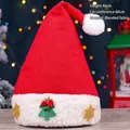 Rote Weihnachtsstrickmütze mit Tannenbaum-Patch und goldenen Schneeflocken, 40 cm - Gestrickte Plüschmütze - Weihnachtsbaum