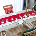 Dettaglio del runner da tavola natalizio con simpatici personaggi di Babbo Natale - Stile 2
