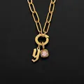 Halskette aus 14K vergoldetem Edelstahl mit kleinem y-Anhänger und rosa Kristallstein - Buchstabe Y