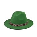 Détail d'un chapeau fedora en laine verte avec une grosse chaîne en plastique rose - Vert Vif (13)