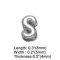 Dettaglio macro del ciondolo a lettera S argentato con misure di 8 mm per 5 mm - Lettera S