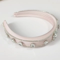 Dettaglio macro del cerchietto in raso rosa con file di strass scintillanti e perle - Rosa