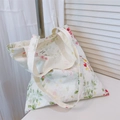Detailansicht der Baumwoll-Tragetasche mit floralem Muster und Markenetikett innen - Tintenwasch Gradient Floral