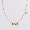 Collana dorata con farfalle 3D e texture opaca su una sottile catena minimalista - Oro