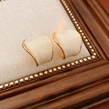 Dettaglio di orecchini a cuore beige con placcatura in oro su cornice di legno - Bianco (Placcato oro vero - Perno per orecchini in argento sterling 925)