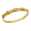 Brazalete bañado en oro de 18K con relieve de gota texturizado y cierre de seguridad - Dorado