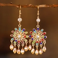 Orecchini pendenti boho vintage a fiore con strass colorati su un ramo rustico - Champagne (A-1172)